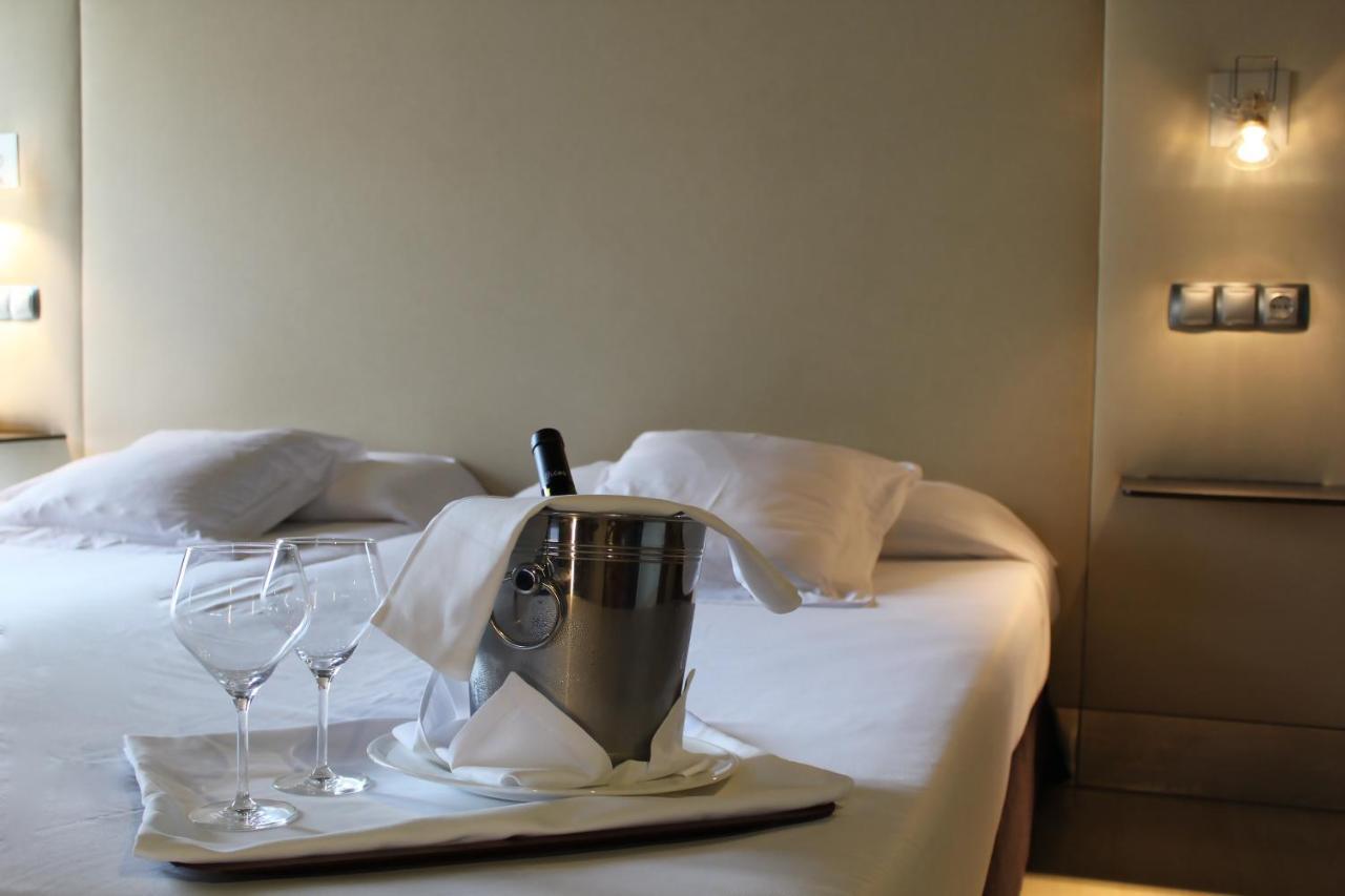 Hotel Almirante แฟร์โรล ภายนอก รูปภาพ